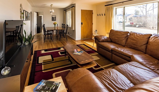 Sunny, quiet house - easy access to downtown, Red Rocks, and mountains.