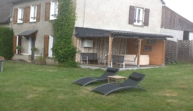 Sunny quiet rural gite, sleeps 6 to 8, in the park of the volcanoes of Auvergne