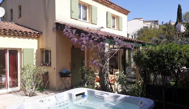 Sunny, quiet villa with spa, beautiful garden, barbecue, table tennis