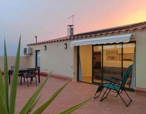 Sunny Relaxing Penthouse Costa Brava, Sea & Mountain Views, Huge Terrace, Fiber 1GB