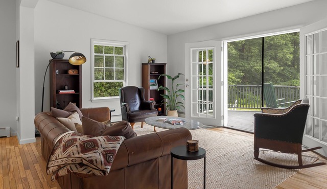 Sunny & relaxing pondside oasis min from heart of Hudson & Catskill