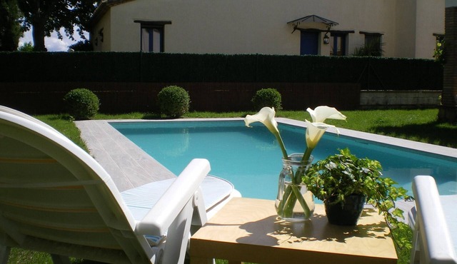 Sunny Retreat with Private Pool, BBQ, Garden & WiFi, Near Beach