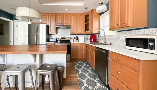 Sunny Retreat in SouthPark – Spacious 2 BR 1Bath