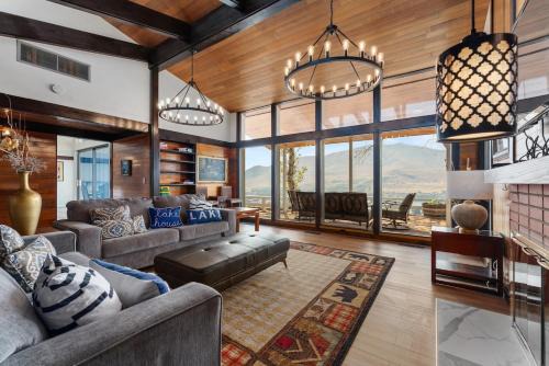 Sunny Retreat-Lake views,HotTub,BBQ,firepit,EV