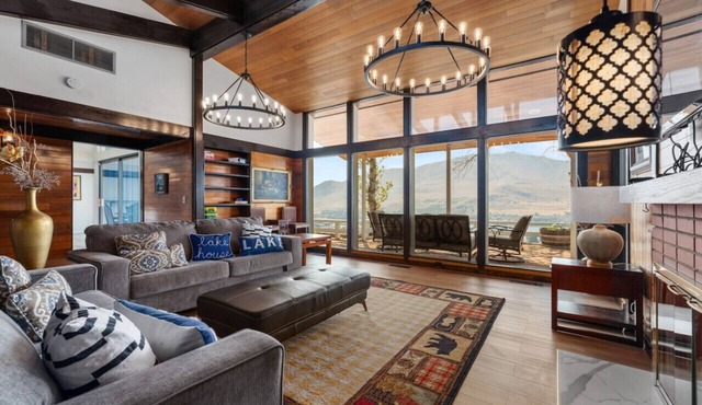 Sunny Retreat-Lake views/HotTub/BBQ/firepit/EV