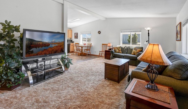 Sunny Retreat on the Airstrip!