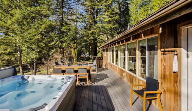 Sunny Retreat River Cabin -Fishing/HotTub/Sauna/EV