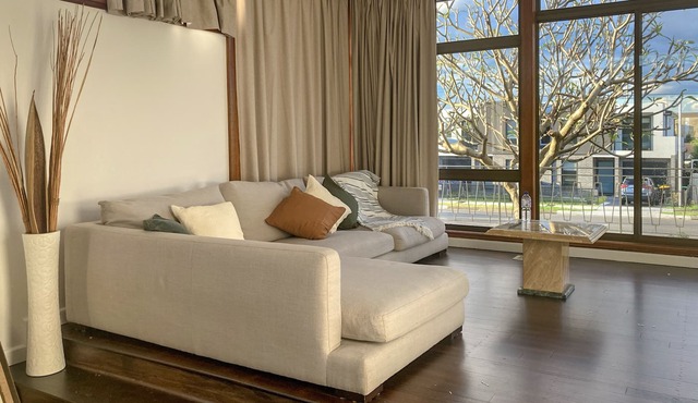 Sunny Retro Modern 3BR Close to Shops