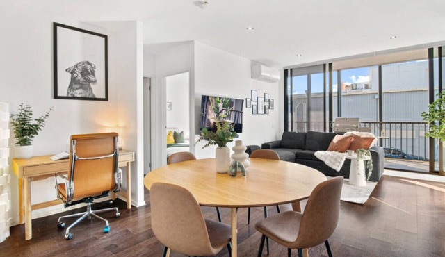 Sunny Richmond Escape: 2BR + Large Balcony