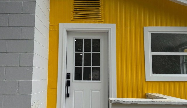 Sunny Riverfront Cottage - on a Farm close to the Springs!