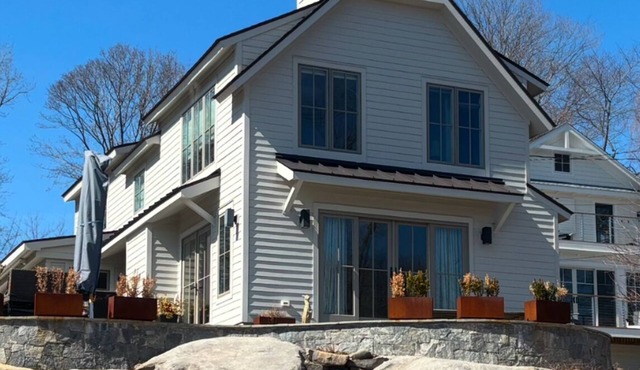 Sunny Rowayton Coastal Cottage on Scenic Rock Terrace-Walk to Beach And Village