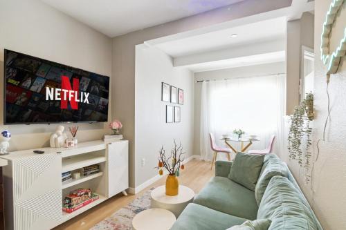 Sunny Santa Monica Retreat, Walk to Beach