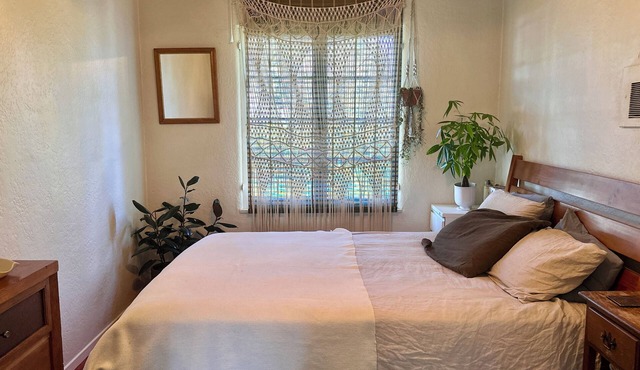 SUNNY SANTA MONICA GARDEN DUPLEX W ALLEYWAY ENTRANCE + PATIO