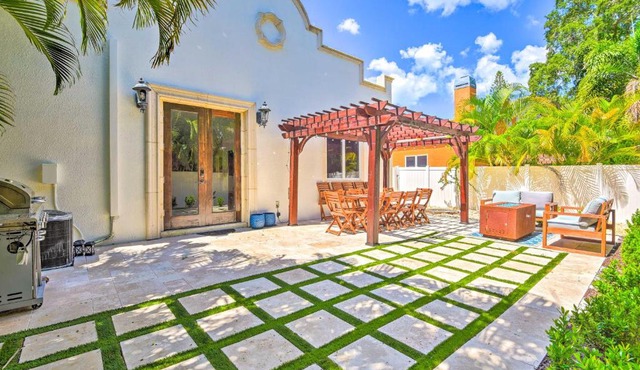 Sunny Sarasota Abode with Yard about 1 Mi to Dtwn!