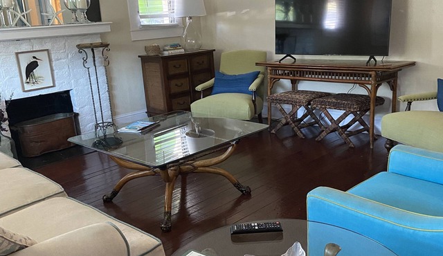 Sunny Sarasota with easy access to Lido and Siesta Beaches and downtown Sarasota