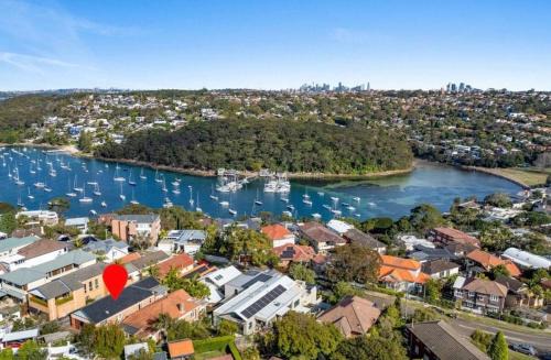 Sunny Seaside Stay near Manly, Short Walk To Beach