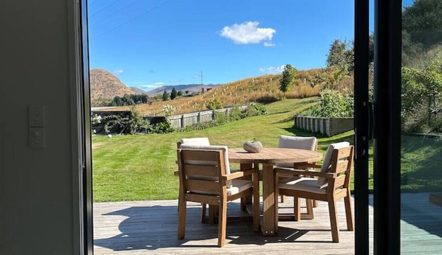 Sunny self contained unit in Shotover