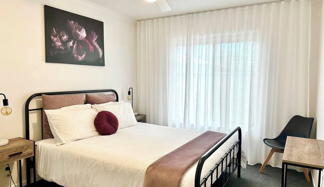 Sunny Shackell- 12pm checkout, free breakfast