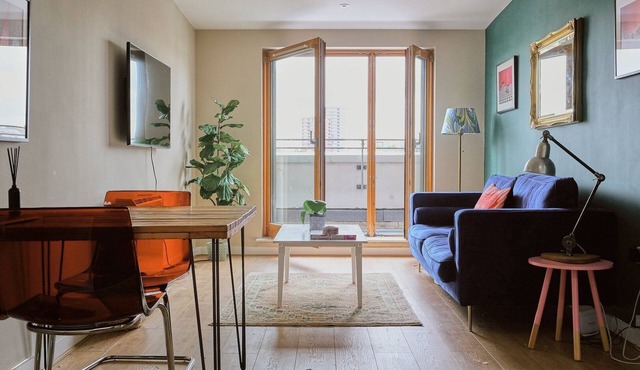 Sunny Shoreditch Oasis: Canal Views & Urban Charm