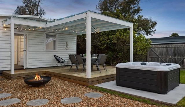 Sunny Shores - Family Retreat with Heated Spa