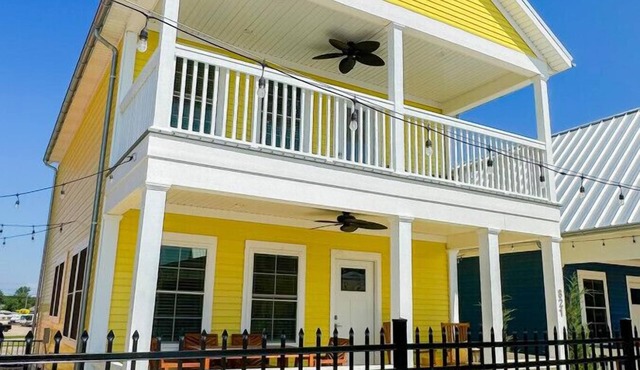 Sunny Shores: Lakeside Cottage