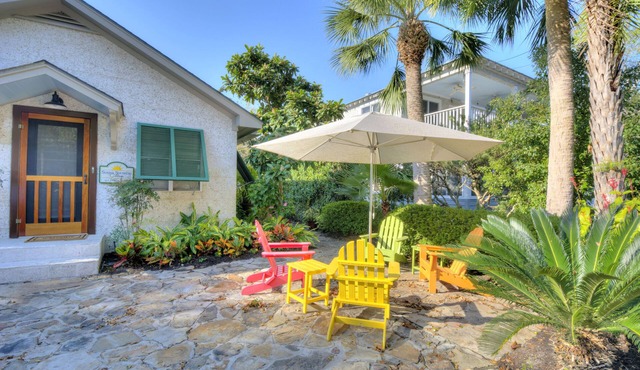 Sunny Showers-Pet friendly beach cottage steps from the ocean