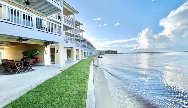 Sunny Side: Awesome Waterfront Unit with 4 Kayaks