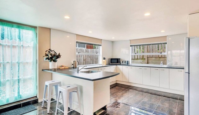 Sunny Side Getaway with Parking and Aircon