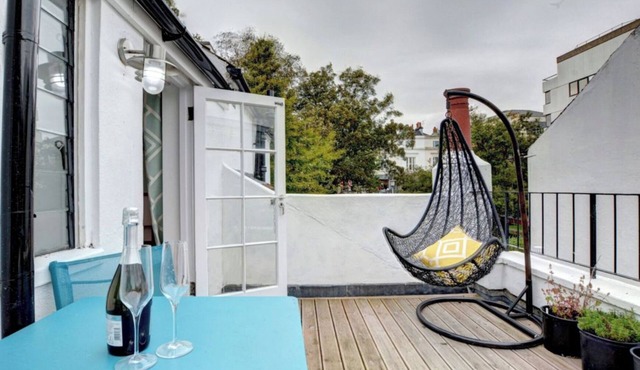 Sunny Side House - Great Central Location, Modern & Homely.