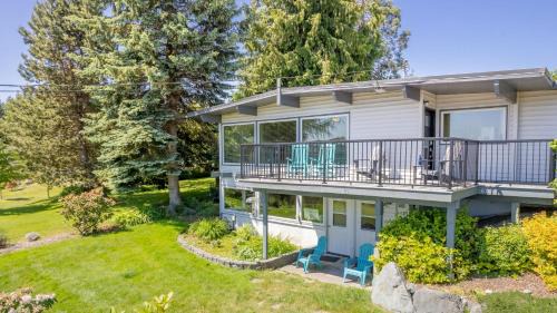 Sunny Side Island Retreat by AvantStay Backyard