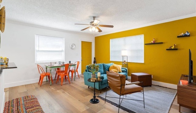 Sunny Side Stay Condo- 2 bed 1 bath Near Riverwalk