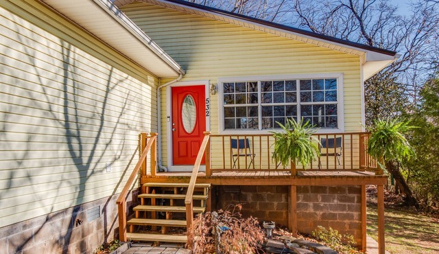 Sunny Side Up - Charming 2-bedroom cottage with in Fayetteville
