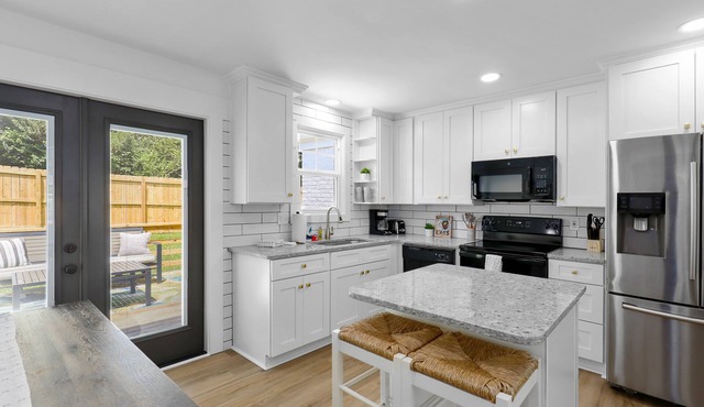 Sunny, single-level home with fast WiFi, central AC, & an enclosed yard