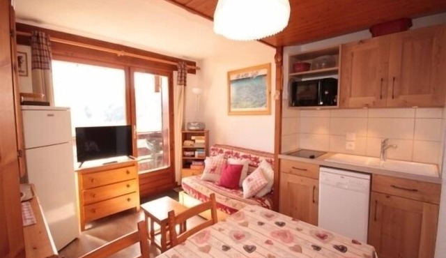 Sunny small 2-room cabin, sleeps 4/5