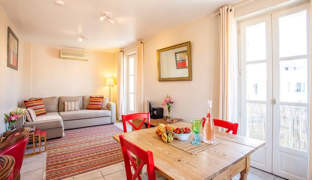 Sunny, South facing apartment Antibes Old Town, 2 Balconies, fully air condition