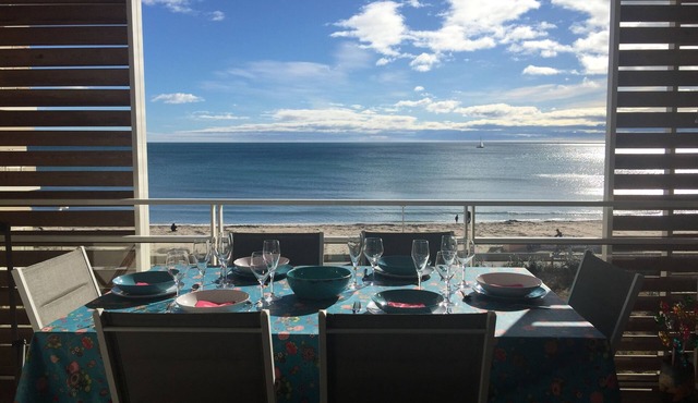 Sunny & spacious 2BR condo on beach 5min to shops