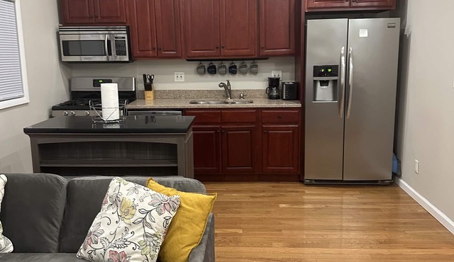 Sunny Spacious - 2 bedroom, 2nd Floor Apartment