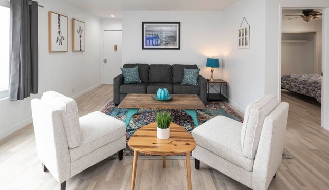 Sunny & Spacious 3 Bed - 20 second walk to beach!