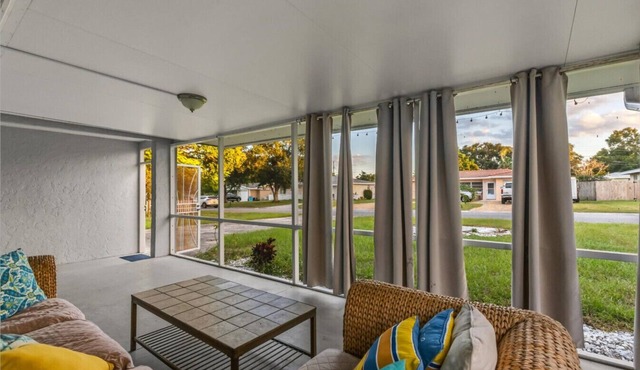 Sunny Spacious 4BR Villa w Pool Comfort