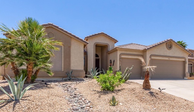Sunny & Spacious * Heated Pool * Walk to the Lakes & Parks!