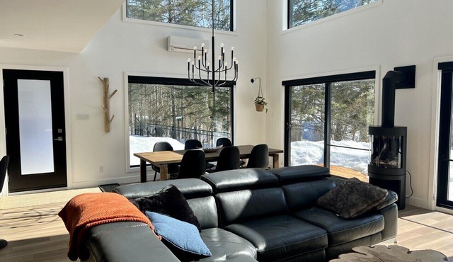 Sunny, spacious lakeside chalet.