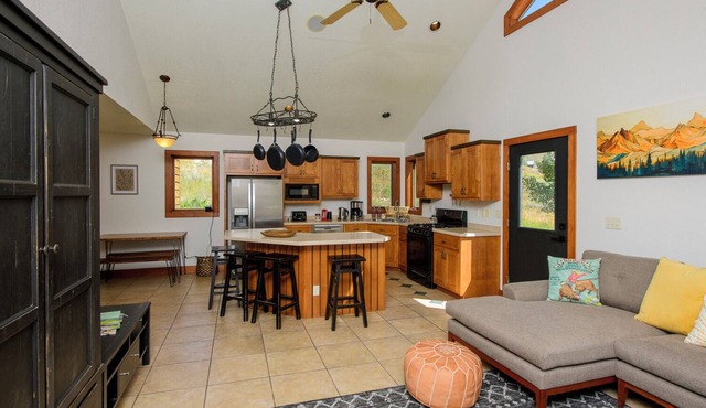 Sunny & Spacious Mountain Getaway. Close to Trail, Bus, Coffee, Food in CB South