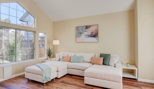 SUNNY SPACIOUS RETREAT NEAR GOLF COURSE W/HOT TUB - WINE COUNTRY GETAWAY