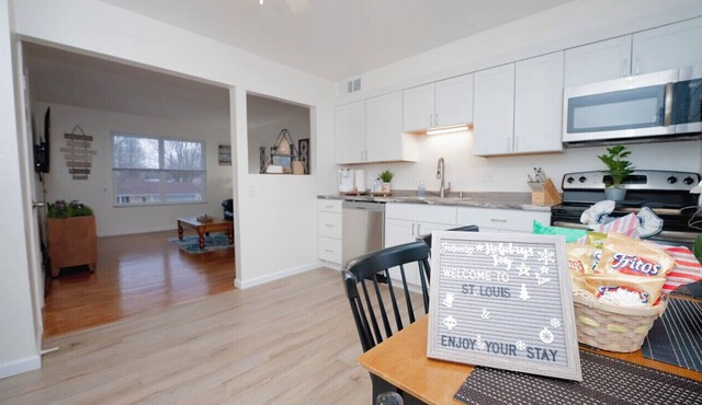 Sunny SparkingClean King bed Apt- CreveCoeurPark