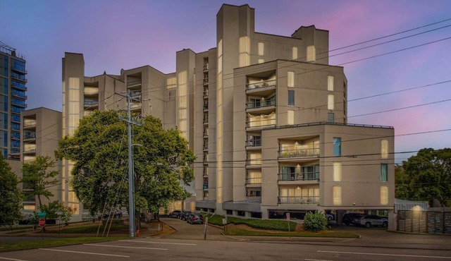 Sunny & Spotless Nashville Condo 30 Days or More