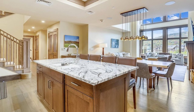 Sunny Spruce: 4 br at Spruce Peak, ski-in/ski-out, fireplace, a/c!