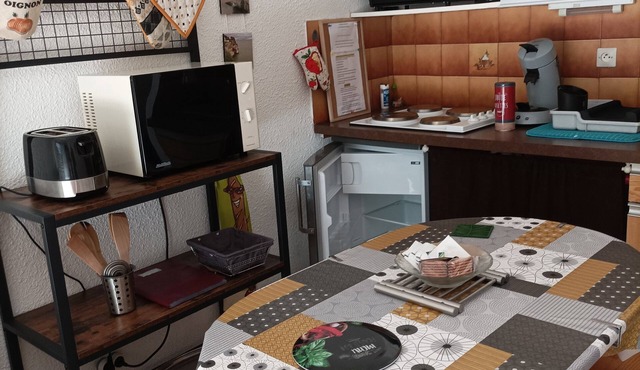 Sunny studio with balcony, located downtown Meschers (17) and 800 m from the beach