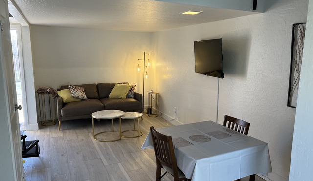 Sunny Studio near Water Street - Unit B