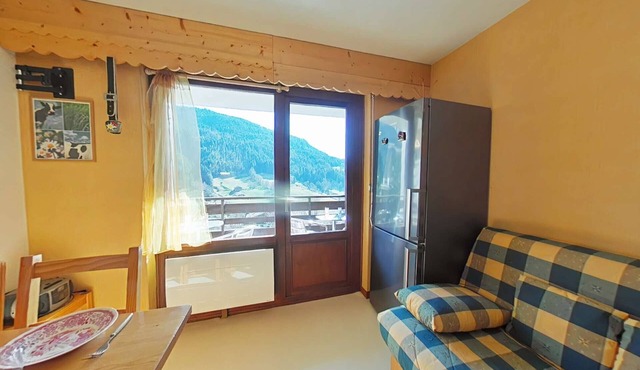 Sunny Studio with Mountain Views, Balcony, Ski Locker & Parking - Sleeps 4, Grand-Bornand