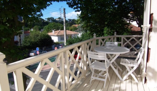 Sunny Studio with Balcony in Prestigious Arcachon District, Steps from Beach